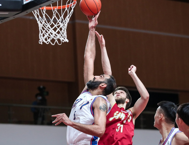 青海男篮客场大获全胜，取得横扫