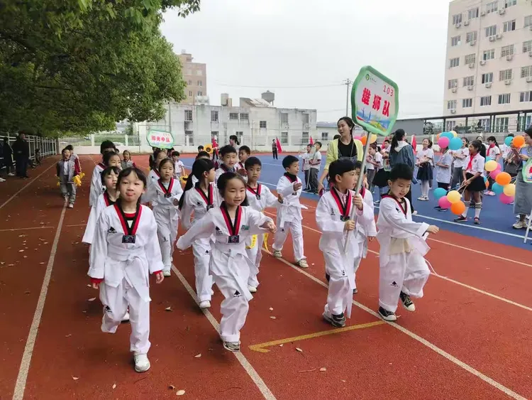 西藏雄狮队一飞冲天，英姿飒爽昂首登峰